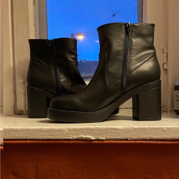 MIA Black Boots - 9US - Picture 3 of 4